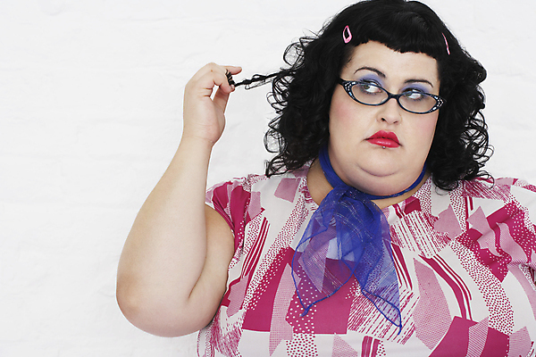 포토 JPG 해외이미지 백인 1 라이프스타일 응시 여자 감정 안경 생각 한명 서기 사람 20대 성인 가로 빨간색 립스틱 표현 큼 시원함 플러스 비만 명상 고민 흰배경 치수 개성 문제 고립 배려 의료성형뷰티 카피스페이스 해외202004 해외포토 서양인 기호 시선 잡화 컬러 백그라운드 모션 청년 생활 화장품 공백 흰색 크기 몸매 파일형식