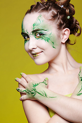 포토 JPG 해외이미지 백인 모델 1 헤어스타일 손 응시 여자 유럽 얼굴 요정 한명 사람 초록색 노란색 화장품 흰색 바디페인팅 의료성형뷰티 해외202004 해외포토 서양인 시선 나라 컬러 신체부위 뷰티 파일형식