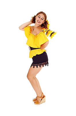 포토 JPG 해외이미지 백인 모델 응시 여자 꽃 행복 얼굴 백그라운드 신체 해바라기 기념 갈색머리 건강 한명 20대 세로 노란색 유행 봄 화장품 기쁨 흰색 신선 잡기 화려 가득함 순수 길이 내추럴 고립 의료성형뷰티 해외202004 해외포토 서양인 식물 1 헤어스타일 시선 계절 감정 컬러 컨셉 모션 사람 청년 신체부위 뷰티 파일형식