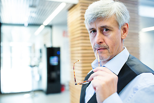 포토 JPG 서양인 외국인 응시 남자 안경 중년 50대 비즈니스 실내 한명 들기 사람 앞모습 비즈니스라이프 업무 비즈니스맨 물기 중년남자한명만 국내포토 1 라이프스타일 시선 잡화 뷰포인트 모션 인종 성인 내부 작업 직장인 남자한명만 중년남자만 파일형식