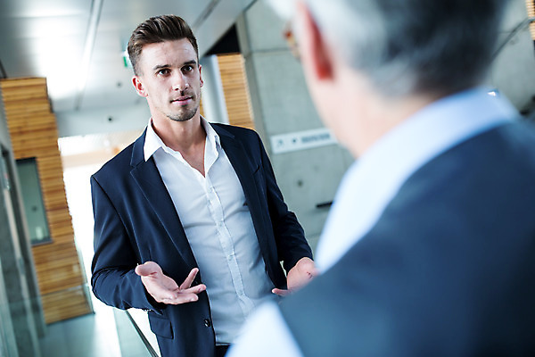 포토 JPG 서양인 외국인 응시 남자 중년 50대 비즈니스 실내 서기 사람 손짓 상반신 성인 두명 앞모습 뒷모습 30대 비즈니스라이프 업무 비즈니스맨 동료 남자만 국내포토 라이프스타일 시선 뷰포인트 관계 모션 인종 내부 장년 작업 직장인 파일형식