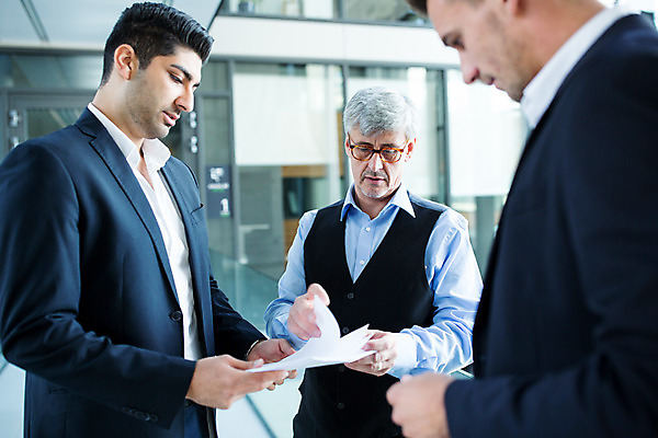 포토 JPG 서양인 외국인 응시 남자 중년 50대 비즈니스 실내 서기 들기 사람 상반신 20대 성인 앞모습 옆모습 세명 30대 비즈니스라이프 업무 비즈니스맨 동료 문서 서류검토 남자만 국내포토 라이프스타일 시선 뷰포인트 관계 모션 인종 청년 내부 장년 작업 직장인 확인 파일형식