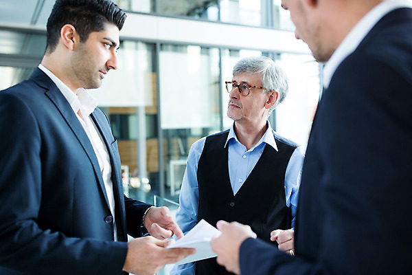 포토 JPG 서양인 외국인 응시 남자 중년 50대 비즈니스 실내 서기 들기 사람 상반신 20대 성인 앞모습 옆모습 세명 30대 비즈니스라이프 마주보기 가리킴 업무 비즈니스맨 동료 문서 남자만 국내포토 라이프스타일 시선 뷰포인트 관계 모션 인종 손짓 청년 내부 장년 작업 직장인 파일형식