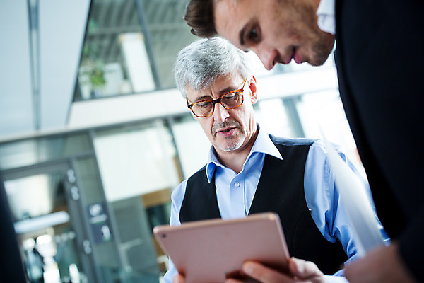 포토 JPG 서양인 외국인 응시 남자 중년 50대 비즈니스 실내 서기 들기 사람 상반신 성인 두명 앞모습 옆모습 30대 비즈니스라이프 태블릿 업무 비즈니스맨 동료 국내포토 라이프스타일 시선 뷰포인트 관계 모션 인종 내부 장년 전자제품 스마트기기 작업 직장인 파일형식