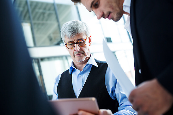 포토 JPG 서양인 외국인 응시 남자 중년 50대 비즈니스 실내 서기 들기 사람 상반신 성인 두명 앞모습 옆모습 30대 비즈니스라이프 태블릿 업무 비즈니스맨 동료 남자만 국내포토 라이프스타일 시선 뷰포인트 관계 모션 인종 내부 장년 전자제품 스마트기기 작업 직장인 파일형식