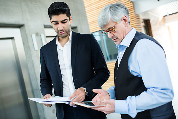 포토 JPG 서양인 외국인 응시 남자 중년 50대 비즈니스 실내 서기 들기 사람 상반신 20대 성인 두명 앞모습 옆모습 비즈니스라이프 태블릿 업무 비즈니스맨 동료 문서 남자만 국내포토 라이프스타일 시선 뷰포인트 관계 모션 인종 청년 내부 전자제품 스마트기기 작업 직장인 파일형식