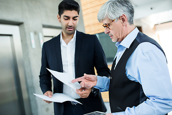 포토 JPG 서양인 외국인 응시 남자 중년 50대 비즈니스 실내 서기 들기 사람 상반신 20대 성인 두명 앞모습 옆모습 비즈니스라이프 태블릿 업무 비즈니스맨 동료 문서 서류검토 남자만 국내포토 라이프스타일 시선 뷰포인트 관계 모션 인종 청년 내부 전자제품 스마트기기 작업 직장인 확인 파일형식