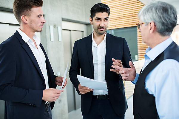 포토 JPG 서양인 외국인 응시 남자 중년 50대 비즈니스 실내 서기 들기 사람 손짓 상반신 20대 성인 앞모습 옆모습 세명 30대 비즈니스라이프 마주보기 업무 비즈니스맨 동료 문서 남자만 국내포토 라이프스타일 시선 뷰포인트 관계 모션 인종 청년 내부 장년 작업 직장인 파일형식