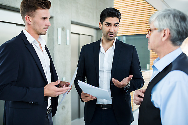 포토 JPG 서양인 외국인 응시 남자 중년 50대 비즈니스 실내 대화 서기 들기 사람 손짓 상반신 20대 성인 앞모습 옆모습 세명 30대 비즈니스라이프 마주보기 업무 비즈니스맨 동료 문서 남자만 국내포토 라이프스타일 시선 뷰포인트 관계 모션 말하기 인종 청년 내부 장년 작업 직장인 파일형식