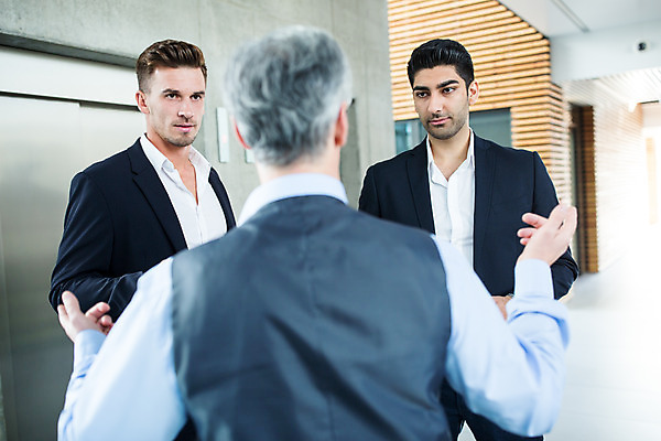 포토 JPG 서양인 외국인 응시 남자 중년 50대 비즈니스 실내 서기 사람 손짓 상반신 20대 성인 앞모습 뒷모습 세명 30대 비즈니스라이프 마주보기 업무 비즈니스맨 동료 남자만 국내포토 라이프스타일 시선 뷰포인트 관계 모션 인종 청년 내부 장년 작업 직장인 파일형식