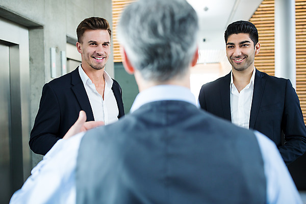 포토 JPG 서양인 외국인 응시 남자 중년 50대 비즈니스 실내 대화 서기 미소 사람 손짓 상반신 20대 성인 앞모습 뒷모습 세명 30대 비즈니스라이프 마주보기 업무 비즈니스맨 동료 남자만 국내포토 라이프스타일 시선 뷰포인트 관계 모션 표정 말하기 인종 청년 내부 장년 작업 직장인 파일형식
