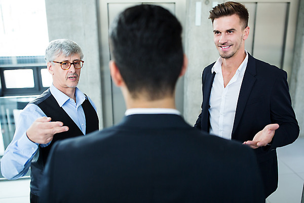 포토 JPG 서양인 외국인 응시 남자 중년 50대 비즈니스 실내 대화 서기 미소 사람 손짓 상반신 20대 성인 앞모습 뒷모습 세명 30대 비즈니스라이프 마주보기 업무 비즈니스맨 동료 남자만 국내포토 라이프스타일 시선 뷰포인트 관계 모션 표정 말하기 인종 청년 내부 장년 작업 직장인 파일형식