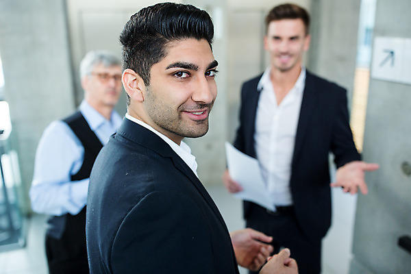 포토 JPG 서양인 외국인 응시 남자 중년 50대 비즈니스 실내 서기 미소 들기 사람 손짓 상반신 20대 성인 앞모습 옆모습 아웃포커스 세명 30대 비즈니스라이프 업무 비즈니스맨 뒤돌아보기 동료 문서 남자만 국내포토 라이프스타일 시선 뷰포인트 관계 모션 촬영기법 표정 인종 청년 내부 장년 작업 직장인 파일형식