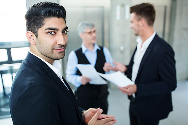 포토 JPG 서양인 외국인 응시 남자 중년 50대 비즈니스 실내 서기 미소 들기 사람 손짓 상반신 20대 성인 옆모습 세명 30대 비즈니스라이프 업무 비즈니스맨 뒤돌아보기 동료 문서 남자만 국내포토 라이프스타일 시선 뷰포인트 관계 모션 표정 인종 청년 내부 장년 작업 직장인 파일형식