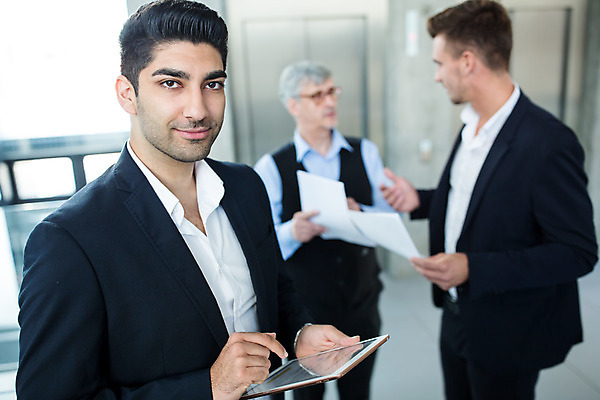 포토 JPG 서양인 외국인 응시 남자 중년 50대 비즈니스 실내 대화 서기 미소 들기 사람 손짓 상반신 20대 성인 앞모습 옆모습 세명 30대 비즈니스라이프 태블릿 업무 비즈니스맨 동료 문서 남자만 국내포토 라이프스타일 시선 뷰포인트 관계 모션 표정 말하기 인종 청년 내부 장년 전자제품 스마트기기 작업 직장인 파일형식