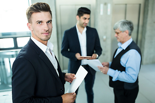 포토 JPG 서양인 외국인 응시 남자 중년 50대 비즈니스 실내 서기 미소 들기 사람 상반신 20대 성인 앞모습 옆모습 세명 30대 비즈니스라이프 태블릿 업무 비즈니스맨 동료 문서 남자만 국내포토 라이프스타일 시선 뷰포인트 관계 모션 표정 인종 청년 내부 장년 전자제품 스마트기기 작업 직장인 파일형식