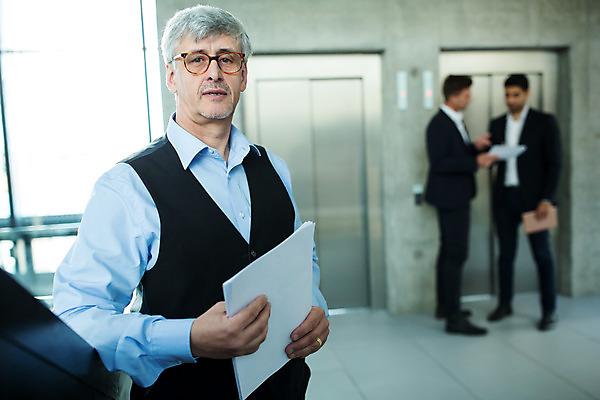 포토 JPG 전신 서양인 외국인 응시 남자 중년 50대 비즈니스 실내 서기 들기 사람 상반신 20대 성인 앞모습 옆모습 세명 30대 비즈니스라이프 업무 비즈니스맨 동료 문서 남자만 국내포토 라이프스타일 시선 뷰포인트 관계 모션 인종 청년 내부 장년 작업 직장인 파일형식