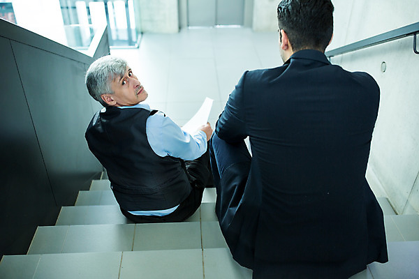 포토 JPG 전신 서양인 외국인 응시 남자 중년 50대 비즈니스 실내 사람 앉기 20대 성인 두명 옆모습 뒷모습 비즈니스라이프 계단 업무 비즈니스맨 뒤돌아보기 동료 문서 남자만 국내포토 라이프스타일 시선 뷰포인트 관계 모션 인종 청년 내부 작업 직장인 파일형식