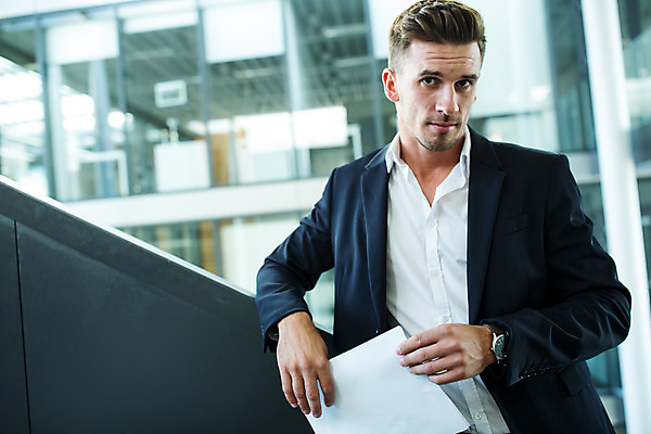 포토 JPG 서양인 외국인 응시 남자 비즈니스 실내 한명 서기 들기 사람 상반신 성인 앞모습 30대 비즈니스라이프 업무 비즈니스맨 동료 문서 성인남자한명만 국내포토 1 라이프스타일 시선 뷰포인트 관계 모션 인종 내부 장년 작업 직장인 남자한명만 성인남자만 파일형식