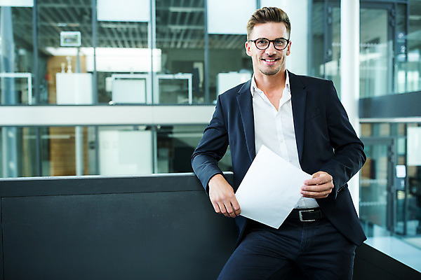 포토 JPG 서양인 외국인 응시 남자 안경 비즈니스 실내 한명 서기 미소 들기 사람 상반신 성인 앞모습 30대 비즈니스라이프 기댐 업무 비즈니스맨 동료 문서 성인남자한명만 국내포토 1 라이프스타일 시선 잡화 뷰포인트 관계 모션 표정 인종 내부 장년 작업 직장인 남자한명만 성인남자만 파일형식