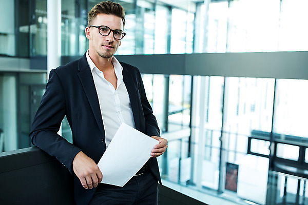 포토 JPG 서양인 외국인 응시 남자 안경 비즈니스 한명 서기 들기 사람 상반신 성인 앞모습 30대 비즈니스라이프 기댐 업무 비즈니스맨 동료 문서 성인남자한명만 국내포토 1 라이프스타일 시선 잡화 뷰포인트 관계 모션 인종 장년 작업 직장인 남자한명만 성인남자만 파일형식