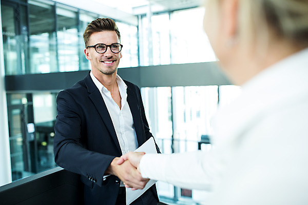 포토 JPG 서양인 외국인 응시 여자 남자 안경 중년 50대 비즈니스 악수 실내 서기 미소 사람 상반신 성인 두명 앞모습 뒷모습 30대 비즈니스라이프 업무 비즈니스맨 비즈니스우먼 동료 문서 국내포토 라이프스타일 시선 잡화 뷰포인트 관계 모션 표정 인종 손짓 내부 장년 작업 직장인 파일형식