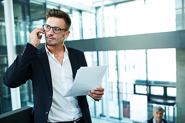 포토 JPG 서양인 외국인 응시 남자 안경 중년 50대 비즈니스 실내 서기 들기 사람 상반신 성인 두명 옆모습 30대 비즈니스라이프 스마트폰 업무 비즈니스맨 동료 문서 통화 남자만 국내포토 라이프스타일 시선 잡화 뷰포인트 관계 모션 인종 내부 장년 핸드폰 스마트기기 작업 직장인 파일형식