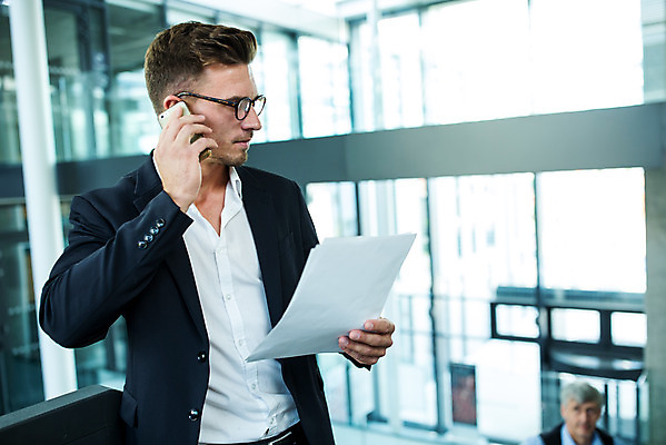 포토 JPG 서양인 외국인 응시 남자 안경 중년 50대 비즈니스 실내 서기 들기 사람 상반신 성인 두명 앞모습 30대 비즈니스라이프 스마트폰 업무 비즈니스맨 동료 문서 통화 남자만 국내포토 라이프스타일 시선 잡화 뷰포인트 관계 모션 인종 내부 장년 핸드폰 스마트기기 작업 직장인 파일형식