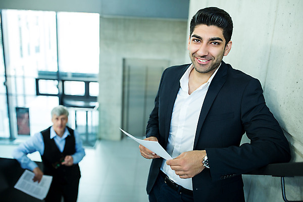 포토 JPG 서양인 외국인 응시 남자 중년 50대 비즈니스 실내 서기 미소 들기 사람 상반신 20대 성인 두명 앞모습 비즈니스라이프 기댐 업무 비즈니스맨 동료 문서 남자만 국내포토 라이프스타일 시선 뷰포인트 관계 모션 표정 인종 청년 내부 작업 직장인 파일형식