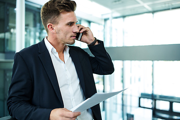 포토 JPG 서양인 외국인 응시 남자 비즈니스 실내 한명 서기 들기 사람 상반신 성인 옆모습 30대 비즈니스라이프 스마트폰 업무 비즈니스맨 동료 문서 통화 성인남자한명만 국내포토 1 라이프스타일 시선 뷰포인트 관계 모션 인종 내부 장년 핸드폰 스마트기기 작업 직장인 남자한명만 성인남자만 파일형식