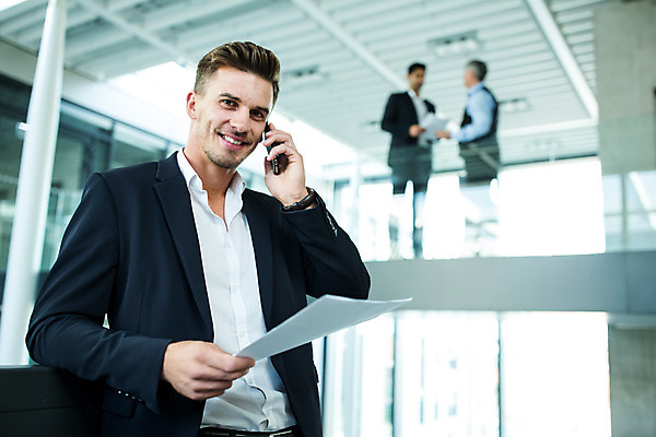 포토 JPG 전신 서양인 외국인 응시 남자 중년 50대 비즈니스 실내 서기 미소 들기 사람 상반신 20대 성인 앞모습 옆모습 세명 30대 비즈니스라이프 스마트폰 업무 비즈니스맨 동료 문서 통화 남자만 국내포토 라이프스타일 시선 뷰포인트 관계 모션 표정 인종 청년 내부 장년 핸드폰 스마트기기 작업 직장인 파일형식