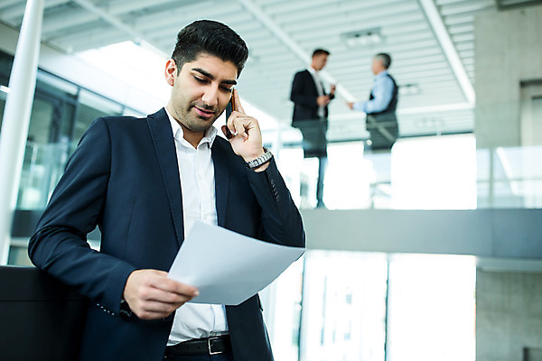 포토 JPG 전신 서양인 외국인 응시 남자 중년 50대 비즈니스 실내 서기 들기 사람 상반신 20대 성인 앞모습 옆모습 세명 30대 비즈니스라이프 스마트폰 업무 비즈니스맨 동료 문서 통화 남자만 국내포토 라이프스타일 시선 뷰포인트 관계 모션 인종 청년 내부 장년 핸드폰 스마트기기 작업 직장인 파일형식