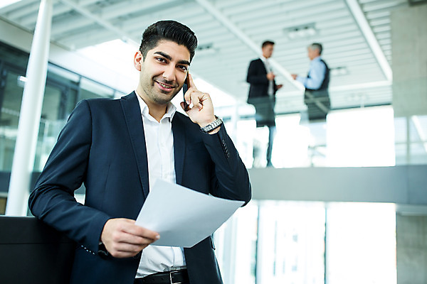 포토 JPG 전신 서양인 외국인 응시 남자 중년 50대 비즈니스 실내 서기 미소 들기 사람 상반신 20대 성인 앞모습 옆모습 세명 30대 비즈니스라이프 스마트폰 업무 비즈니스맨 동료 문서 통화 남자만 국내포토 라이프스타일 시선 뷰포인트 관계 모션 표정 인종 청년 내부 장년 핸드폰 스마트기기 작업 직장인 파일형식