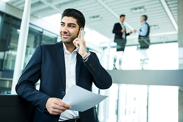 포토 JPG 전신 서양인 외국인 응시 남자 중년 50대 비즈니스 실내 서기 미소 들기 사람 상반신 20대 성인 앞모습 옆모습 세명 30대 비즈니스라이프 스마트폰 업무 비즈니스맨 동료 문서 통화 남자만 국내포토 라이프스타일 시선 뷰포인트 관계 모션 표정 인종 청년 내부 장년 핸드폰 스마트기기 작업 직장인 파일형식