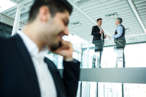 포토 JPG 전신 서양인 외국인 응시 남자 중년 50대 비즈니스 실내 대화 서기 미소 들기 사람 상반신 20대 성인 옆모습 세명 30대 비즈니스라이프 스마트폰 마주보기 업무 비즈니스맨 동료 문서 통화 남자만 국내포토 라이프스타일 시선 뷰포인트 관계 모션 표정 말하기 인종 청년 내부 장년 핸드폰 스마트기기 작업 직장인 파일형식