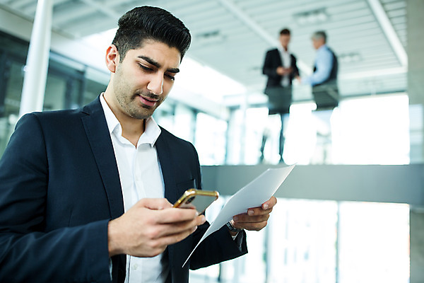 포토 JPG 전신 서양인 외국인 응시 남자 중년 50대 비즈니스 실내 서기 들기 사람 상반신 20대 성인 옆모습 세명 30대 비즈니스라이프 스마트폰 업무 비즈니스맨 동료 문서 남자만 국내포토 라이프스타일 시선 뷰포인트 관계 모션 인종 청년 내부 장년 핸드폰 스마트기기 작업 직장인 파일형식