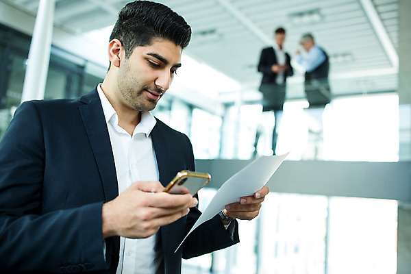 포토 JPG 전신 서양인 외국인 응시 남자 중년 50대 비즈니스 실내 서기 들기 사람 상반신 20대 성인 옆모습 세명 30대 비즈니스라이프 스마트폰 업무 비즈니스맨 동료 문서 남자만 국내포토 라이프스타일 시선 뷰포인트 관계 모션 인종 청년 내부 장년 핸드폰 스마트기기 작업 직장인 파일형식