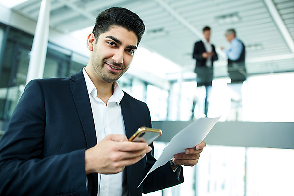 포토 JPG 전신 서양인 외국인 응시 남자 중년 50대 비즈니스 실내 서기 미소 들기 사람 상반신 20대 성인 앞모습 옆모습 세명 30대 비즈니스라이프 스마트폰 업무 비즈니스맨 동료 문서 남자만 국내포토 라이프스타일 시선 뷰포인트 관계 모션 표정 인종 청년 내부 장년 핸드폰 스마트기기 작업 직장인 파일형식