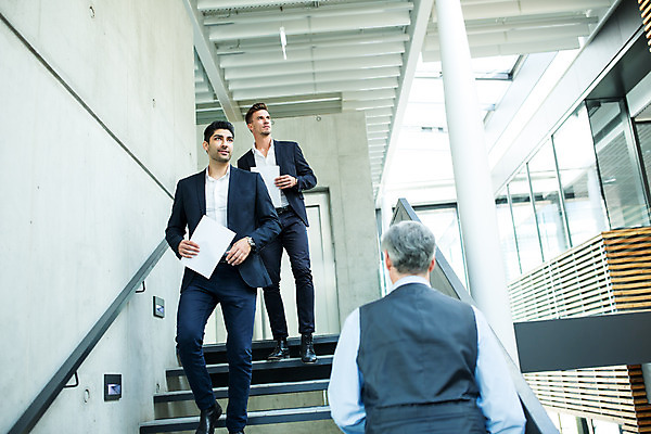 포토 JPG 전신 서양인 외국인 응시 남자 중년 50대 비즈니스 실내 서기 들기 사람 상반신 20대 성인 앞모습 뒷모습 세명 30대 비즈니스라이프 계단 업무 비즈니스맨 동료 문서 남자만 내려오기 국내포토 라이프스타일 시선 뷰포인트 관계 모션 인종 청년 내부 장년 작업 직장인 파일형식