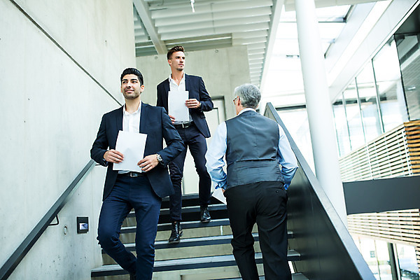 포토 JPG 전신 서양인 외국인 응시 남자 중년 50대 비즈니스 실내 서기 미소 들기 사람 상반신 20대 성인 앞모습 뒷모습 세명 30대 비즈니스라이프 계단 업무 비즈니스맨 동료 문서 남자만 내려오기 국내포토 라이프스타일 시선 뷰포인트 관계 모션 표정 인종 청년 내부 장년 작업 직장인 파일형식