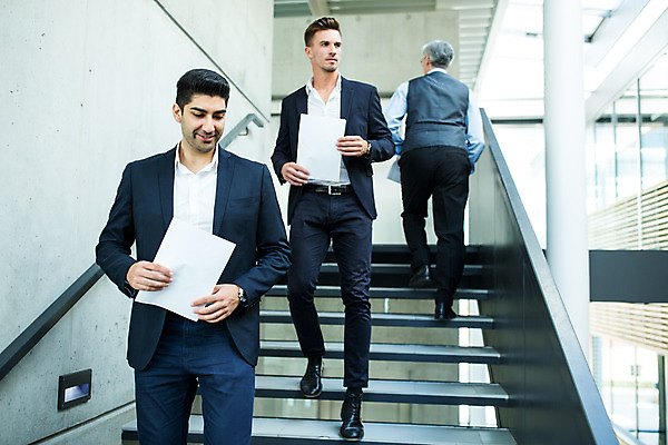 포토 JPG 전신 서양인 외국인 응시 남자 중년 50대 비즈니스 실내 서기 미소 들기 사람 상반신 20대 성인 앞모습 뒷모습 세명 30대 비즈니스라이프 계단 업무 비즈니스맨 동료 문서 남자만 내려오기 국내포토 라이프스타일 시선 뷰포인트 관계 모션 표정 인종 청년 내부 장년 작업 직장인 파일형식