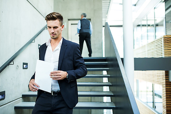 포토 JPG 전신 서양인 외국인 응시 남자 중년 50대 비즈니스 실내 서기 들기 사람 상반신 성인 두명 앞모습 뒷모습 30대 비즈니스라이프 계단 업무 비즈니스맨 동료 문서 남자만 내려오기 국내포토 라이프스타일 시선 뷰포인트 관계 모션 인종 내부 장년 작업 직장인 파일형식