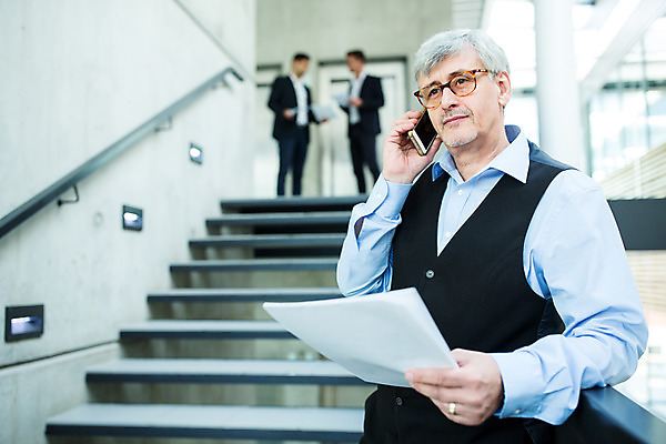 포토 JPG 전신 서양인 외국인 응시 남자 안경 중년 50대 비즈니스 실내 서기 미소 들기 사람 상반신 20대 성인 앞모습 세명 30대 비즈니스라이프 스마트폰 계단 업무 비즈니스맨 동료 문서 통화 남자만 국내포토 라이프스타일 시선 잡화 뷰포인트 관계 모션 표정 인종 청년 내부 장년 핸드폰 스마트기기 작업 직장인 파일형식