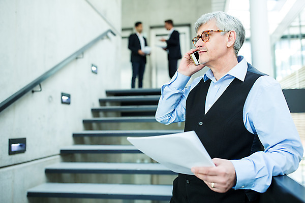 포토 JPG 전신 서양인 외국인 응시 남자 안경 중년 50대 비즈니스 실내 서기 미소 들기 사람 상반신 20대 성인 옆모습 세명 30대 비즈니스라이프 스마트폰 계단 업무 비즈니스맨 동료 문서 통화 남자만 국내포토 라이프스타일 시선 잡화 뷰포인트 관계 모션 표정 인종 청년 내부 장년 핸드폰 스마트기기 작업 직장인 파일형식