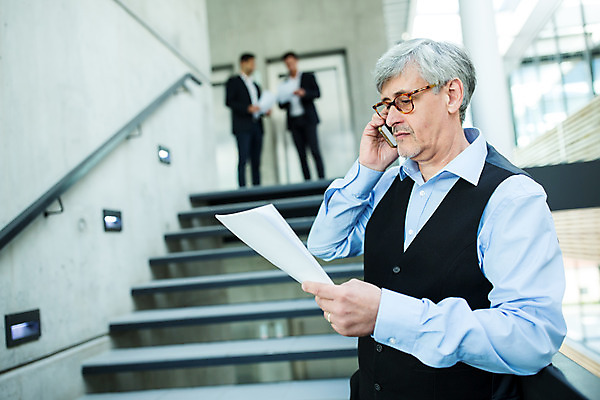 포토 JPG 전신 서양인 외국인 응시 남자 안경 중년 50대 비즈니스 실내 서기 들기 사람 상반신 20대 성인 옆모습 세명 30대 비즈니스라이프 스마트폰 계단 업무 비즈니스맨 동료 문서 통화 남자만 국내포토 라이프스타일 시선 잡화 뷰포인트 관계 모션 인종 청년 내부 장년 핸드폰 스마트기기 작업 직장인 파일형식