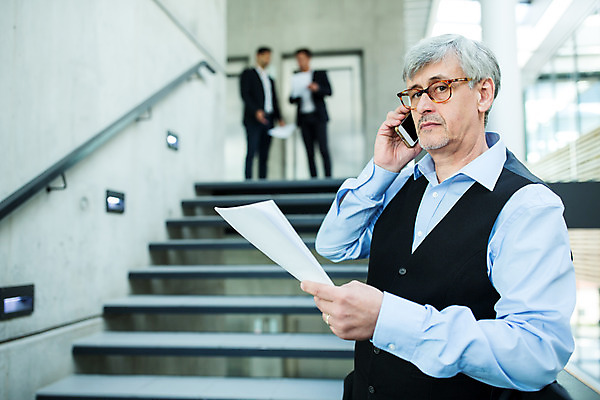 포토 JPG 전신 서양인 외국인 응시 남자 안경 중년 50대 비즈니스 실내 서기 들기 사람 상반신 20대 성인 옆모습 세명 30대 비즈니스라이프 스마트폰 계단 업무 비즈니스맨 동료 문서 통화 남자만 국내포토 라이프스타일 시선 잡화 뷰포인트 관계 모션 인종 청년 내부 장년 핸드폰 스마트기기 작업 직장인 파일형식
