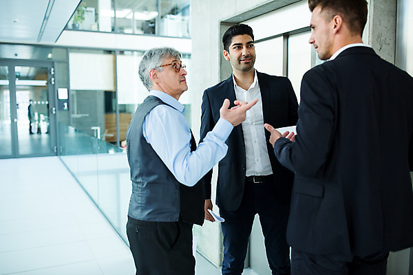 포토 JPG 서양인 외국인 응시 남자 안경 중년 50대 비즈니스 실내 대화 서기 미소 사람 손짓 상반신 20대 성인 앞모습 옆모습 뒷모습 세명 30대 비즈니스라이프 놀람 업무 비즈니스맨 동료 남자만 국내포토 라이프스타일 시선 잡화 감정 뷰포인트 관계 모션 표정 말하기 인종 청년 내부 장년 작업 직장인 파일형식