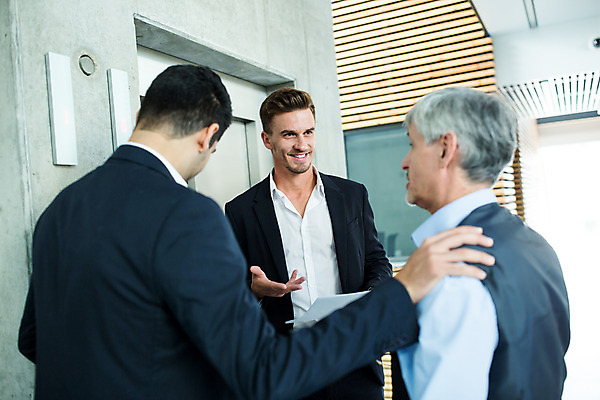 포토 JPG 서양인 외국인 응시 남자 중년 50대 비즈니스 실내 대화 서기 미소 사람 손짓 상반신 20대 성인 앞모습 옆모습 뒷모습 세명 30대 비즈니스라이프 업무 비즈니스맨 동료 남자만 어깨에손 국내포토 라이프스타일 시선 뷰포인트 관계 모션 표정 말하기 인종 청년 내부 장년 작업 직장인 파일형식