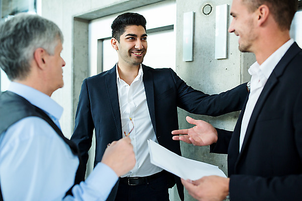 포토 JPG 서양인 외국인 응시 남자 중년 50대 비즈니스 실내 대화 서기 미소 사람 손짓 상반신 20대 성인 앞모습 옆모습 세명 30대 비즈니스라이프 업무 비즈니스맨 동료 남자만 국내포토 라이프스타일 시선 뷰포인트 관계 모션 표정 말하기 인종 청년 내부 장년 작업 직장인 파일형식