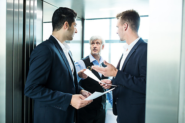 포토 JPG 서양인 외국인 응시 남자 안경 중년 50대 비즈니스 실내 대화 서기 들기 사람 상반신 20대 성인 앞모습 옆모습 세명 30대 비즈니스라이프 업무 비즈니스맨 동료 문서 남자만 국내포토 라이프스타일 시선 잡화 뷰포인트 관계 모션 말하기 인종 청년 내부 장년 작업 직장인 파일형식